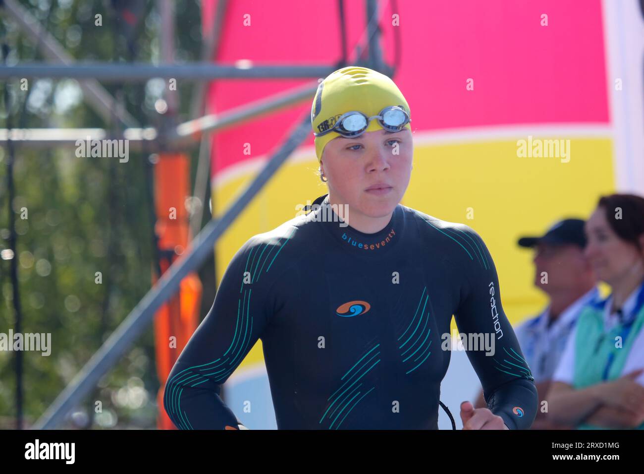 Pontevedra, Spagna, 24 settembre 2023: La triatleta canadese Sophia Howell parte durante i Campionati del mondo di triathlon femminile U23 2023, il 24 settembre 2023, a Pontevedra, in Spagna. Credito: Alberto Brevers / Alamy Live News. Foto Stock