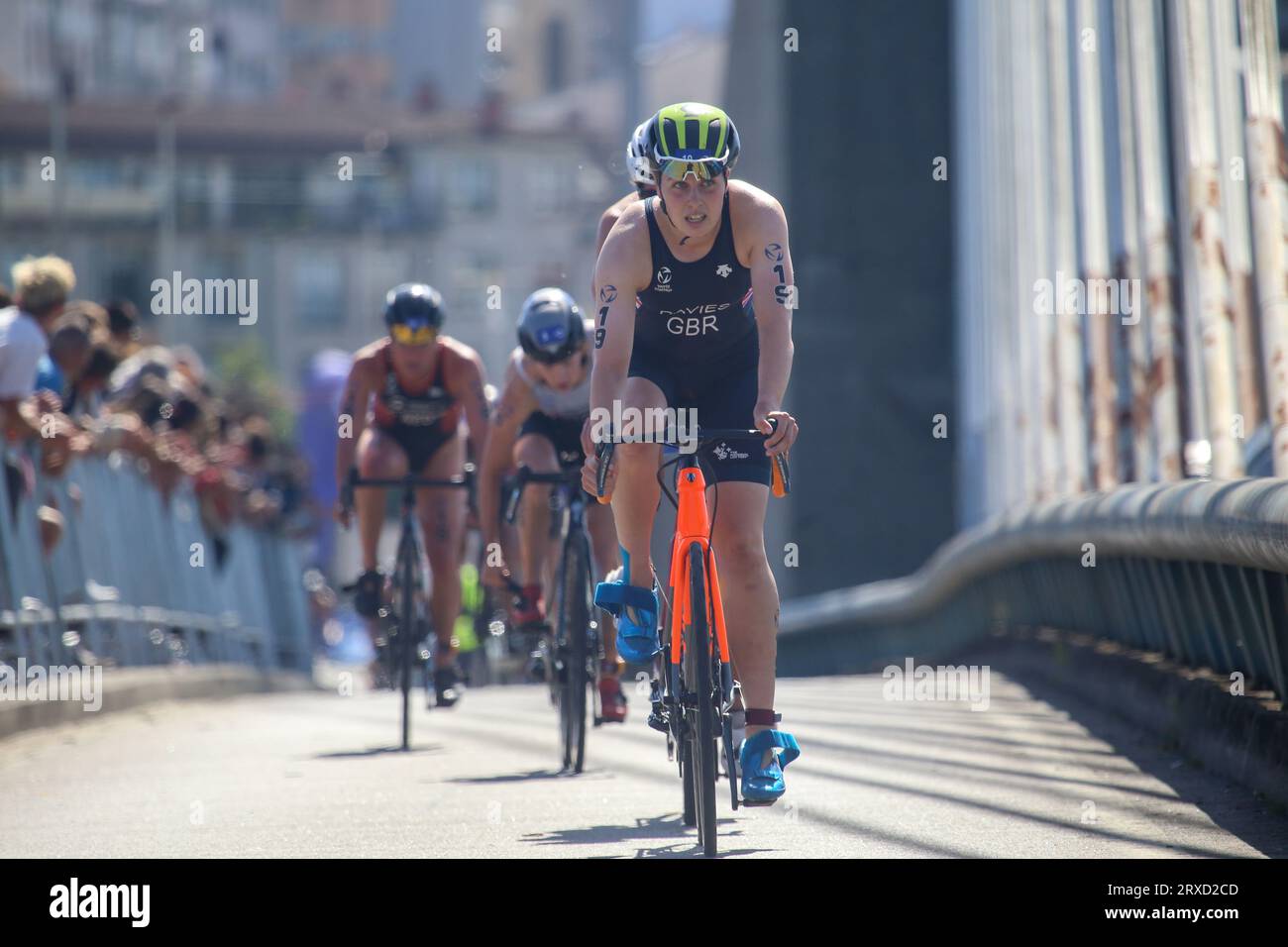 Pontevedra, Spagna, 24 settembre 2023: Triatleta britannica, Daisy Davies nella sezione ciclistica durante i Campionati del mondo di triathlon femminile U23 2023, il 24 settembre 2023, a Pontevedra, in Spagna. Credito: Alberto Brevers / Alamy Live News. Foto Stock