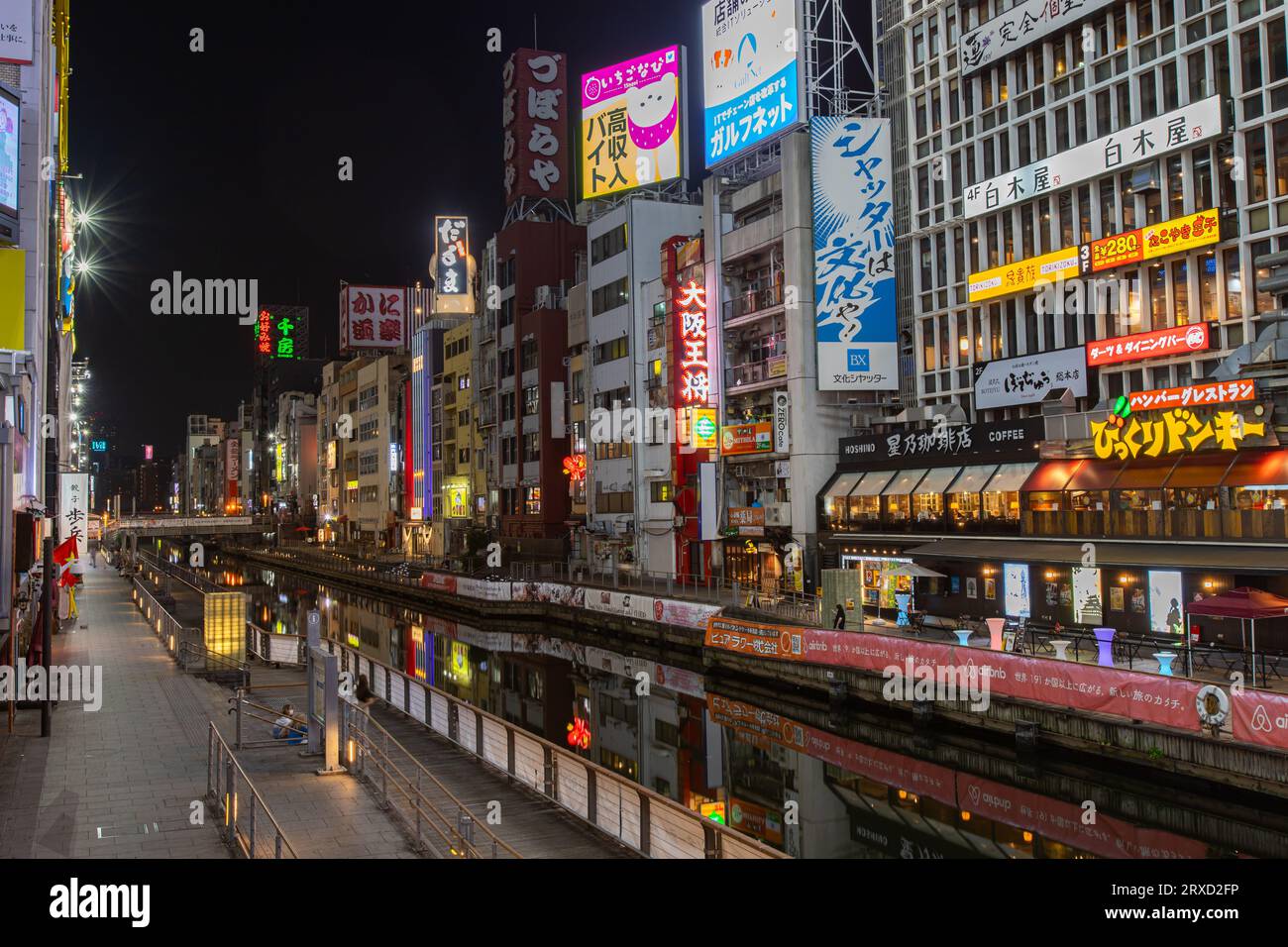 Osaka, GIAPPONE - 24 maggio 2022: Scena intorno a Dotonbori e al Ponte Ebisubashi di notte Foto Stock