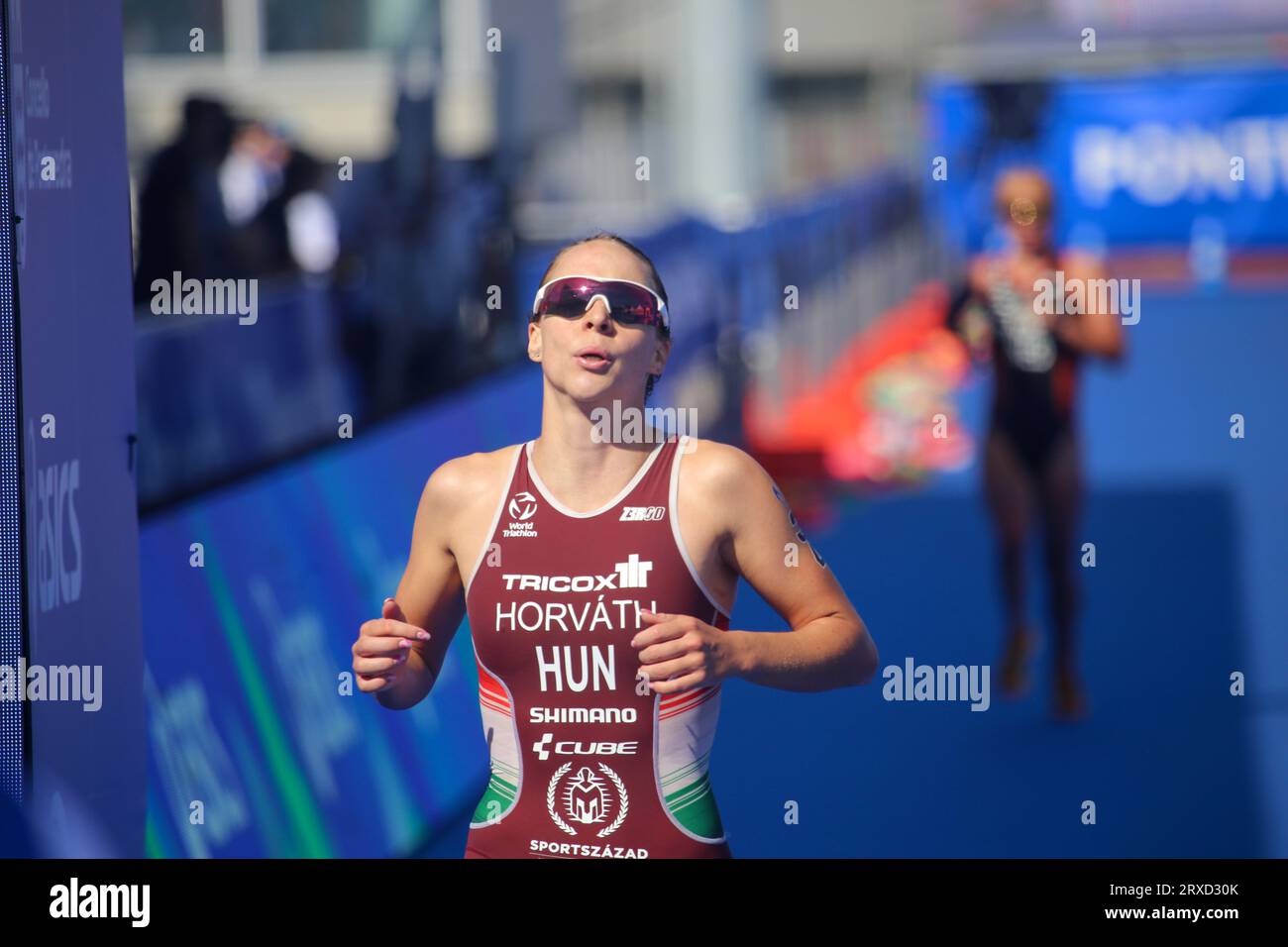 Pontevedra, Spagna, 24 settembre 2023: La triatleta ungherese Karolina Helga Horváth raggiunge il traguardo durante il Campionato del mondo di triathlon femminile U23 2023, il 24 settembre 2023, a Pontevedra, in Spagna. Credito: Alberto Brevers / Alamy Live News. Foto Stock