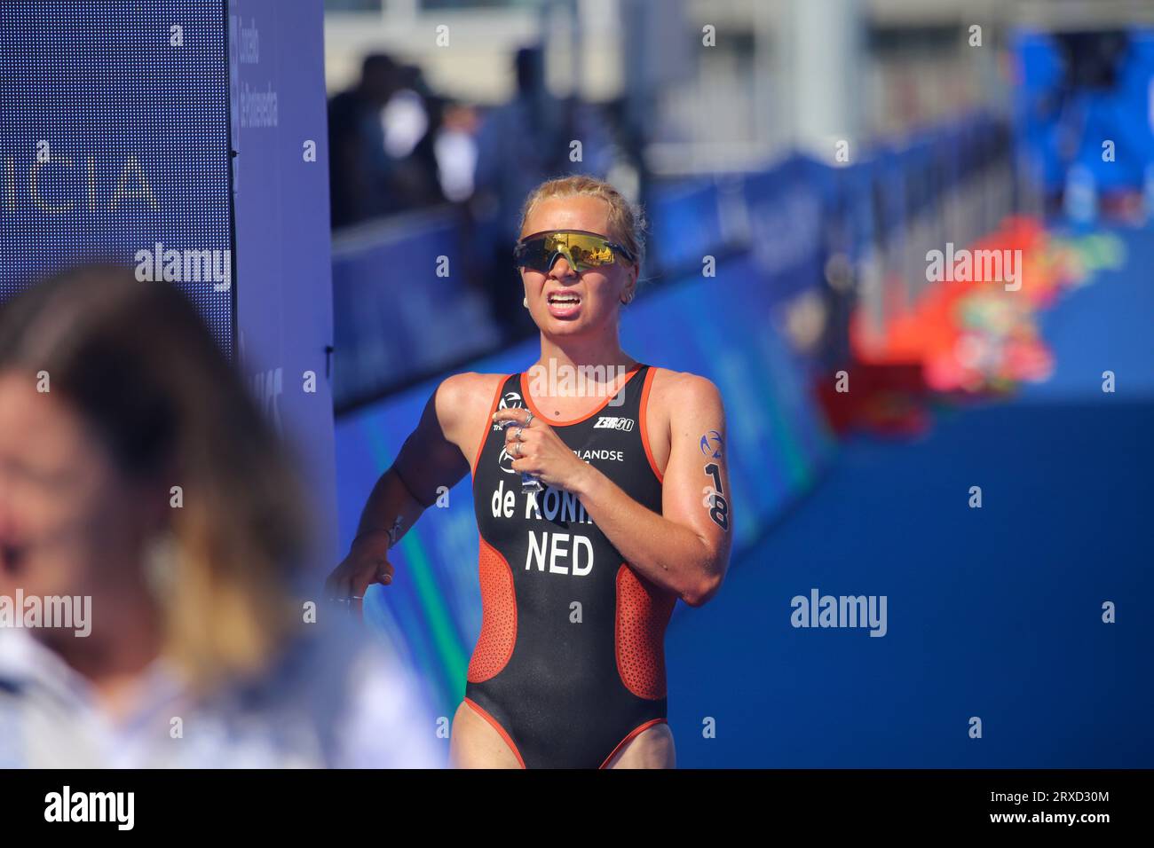 Pontevedra, Spagna, 24 settembre 2023: La triatleta olandese Barbara De Koning raggiunge il traguardo durante il Campionato del mondo di triathlon femminile U23 2023, il 24 settembre 2023, a Pontevedra, in Spagna. Credito: Alberto Brevers / Alamy Live News. Foto Stock