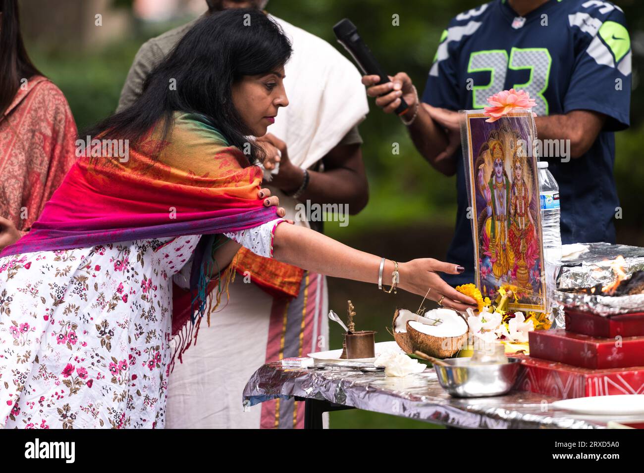 Seattle, Stati Uniti. 24 settembre 2023. La comunità UTSAV si riunisce nel Denny Park per la preghiera di pace di Shanti Pooja per Jaahnavi kandula, seguita da una solenne passeggiata fino a Dexter Ave e Thomas St La comunità ha chiesto la responsabilità dopo la morte di Jaahnavi. Jaahnavi è stato colpito e ucciso in un crosswalk da un agente dell'SPD che ha risposto a una chiamata per overdose nel gennaio di quest'anno. Crediti: James Anderson/Alamy Live News Foto Stock