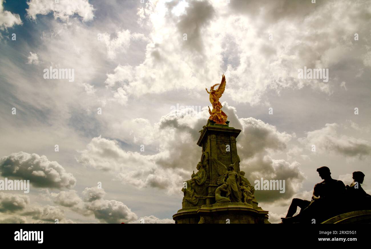 La statua del Queen Victoria Memorial di fronte a Buckingham Palace con un cielo spettacolare Foto Stock