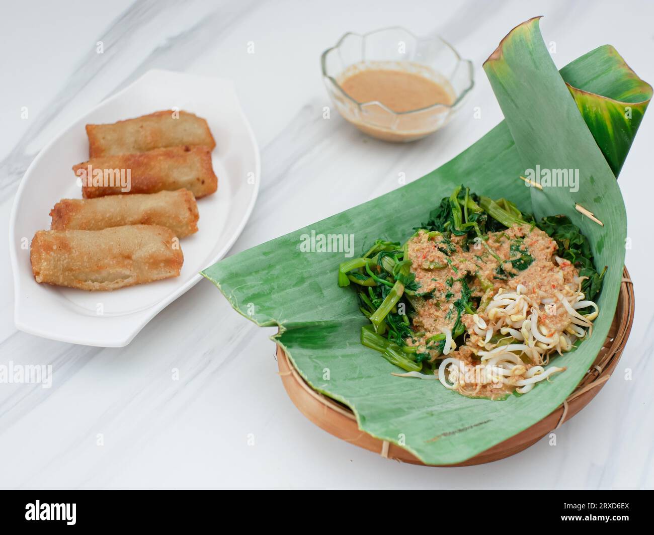 pecel sayur o verdure al vapore miste con salsa di arachidi. servito su foglie di banana Foto Stock