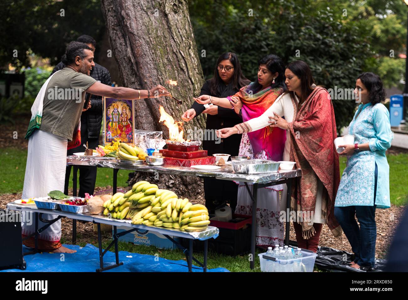 Seattle, Stati Uniti. 24 settembre 2023. La comunità UTSAV si riunisce nel Denny Park per la preghiera di pace di Shanti Pooja per Jaahnavi kandula, seguita da una solenne passeggiata fino a Dexter Ave e Thomas St La comunità ha chiesto la responsabilità dopo la morte di Jaahnavi. Jaahnavi è stato colpito e ucciso in un crosswalk da un agente dell'SPD che ha risposto a una chiamata per overdose nel gennaio di quest'anno. Crediti: James Anderson/Alamy Live News Foto Stock