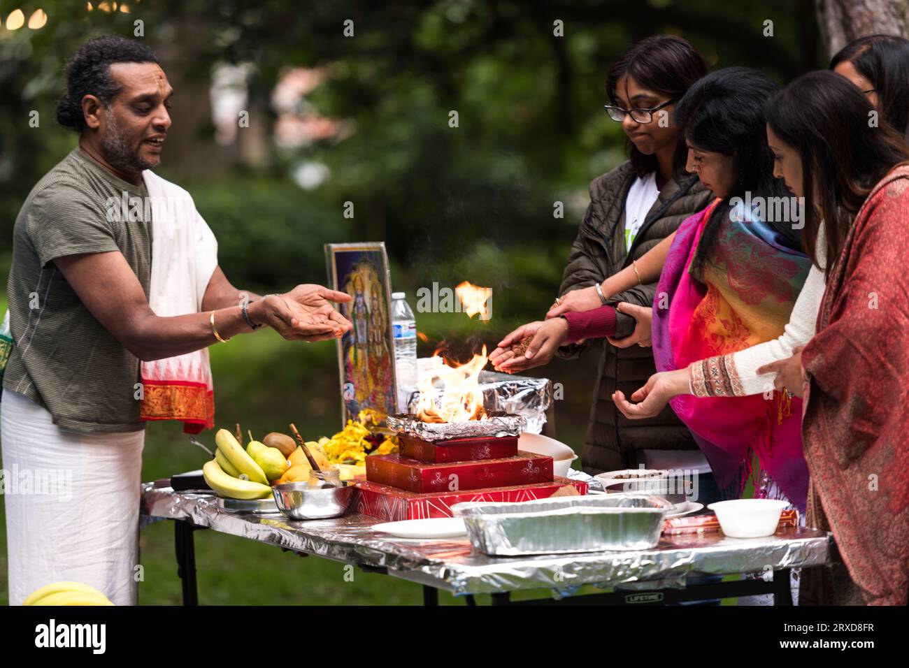 Seattle, Stati Uniti. 24 settembre 2023. La comunità UTSAV si riunisce nel Denny Park per la preghiera di pace di Shanti Pooja per Jaahnavi kandula, seguita da una solenne passeggiata fino a Dexter Ave e Thomas St La comunità ha chiesto la responsabilità dopo la morte di Jaahnavi. Jaahnavi è stato colpito e ucciso in un crosswalk da un agente dell'SPD che ha risposto a una chiamata per overdose nel gennaio di quest'anno. Crediti: James Anderson/Alamy Live News Foto Stock