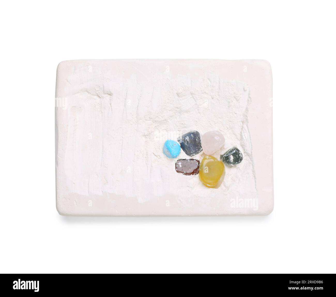 Kit di scavo su sfondo bianco, vista dall'alto. Giocattolo educativo per abilità motorie Foto Stock