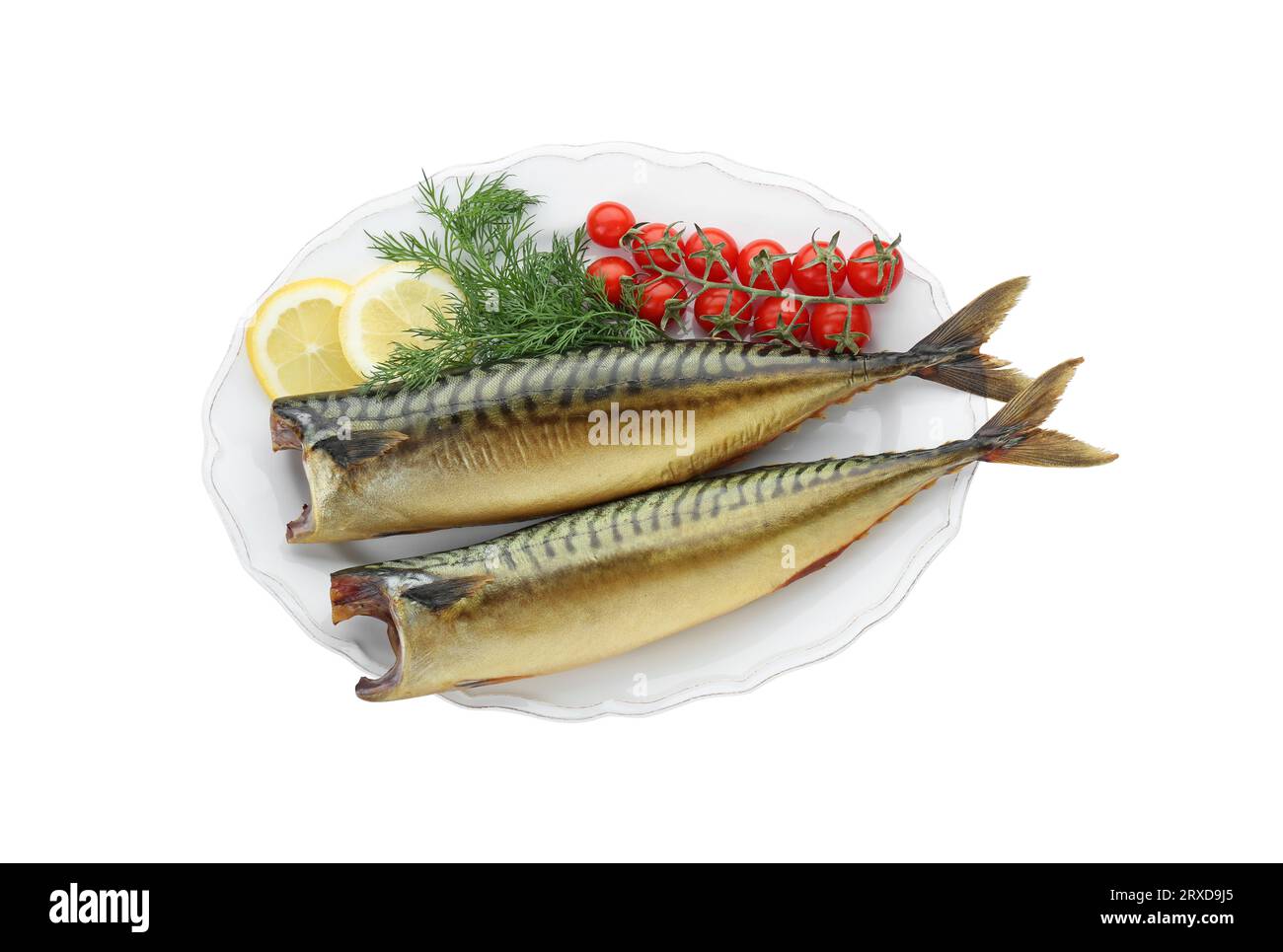 Deliziosi sgombri affumicati e prodotti su sfondo bianco, vista dall'alto Foto Stock