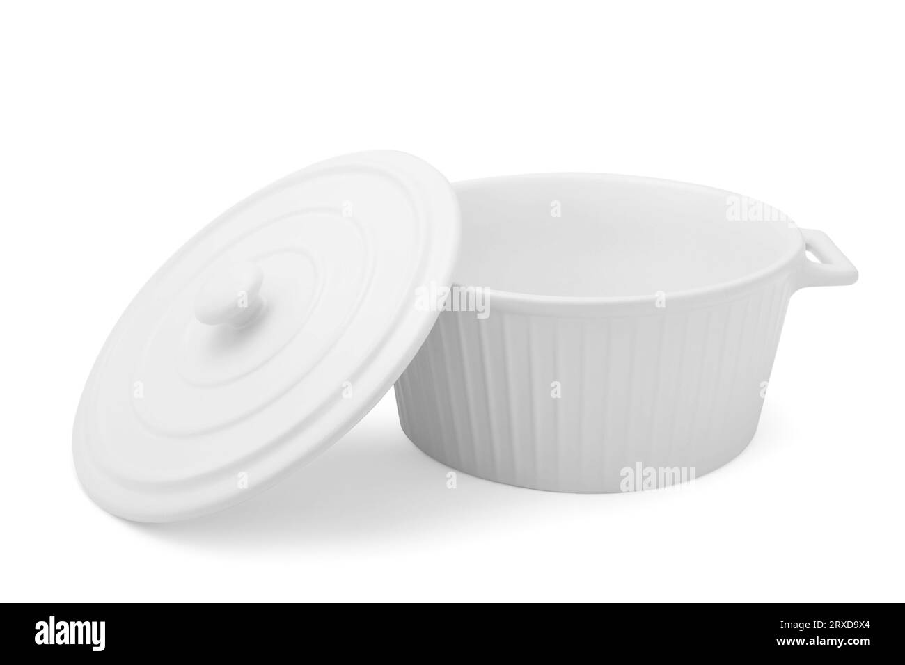 Un recipiente in ceramica vuoto con coperchio isolato su bianco Foto Stock