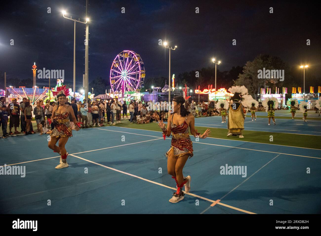 I ballerini di Alma Boliviana, un'organizzazione culturale e di danza di Arlington, Virginia, si esibiscono alla fiera della contea di Arlington. L'organizzazione manca Foto Stock