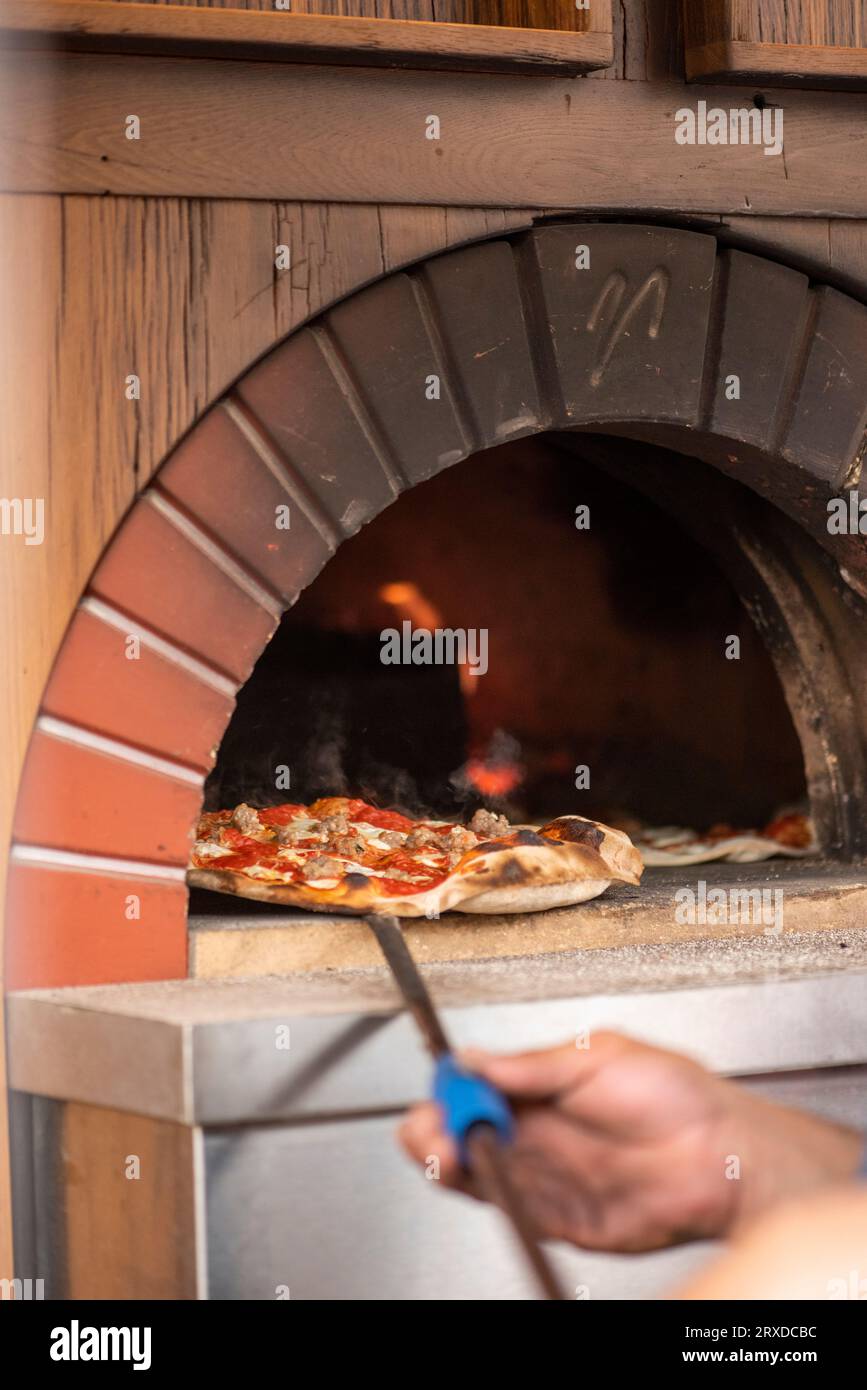 Deliziosa pizza cotta nel forno a legna. Foto Stock