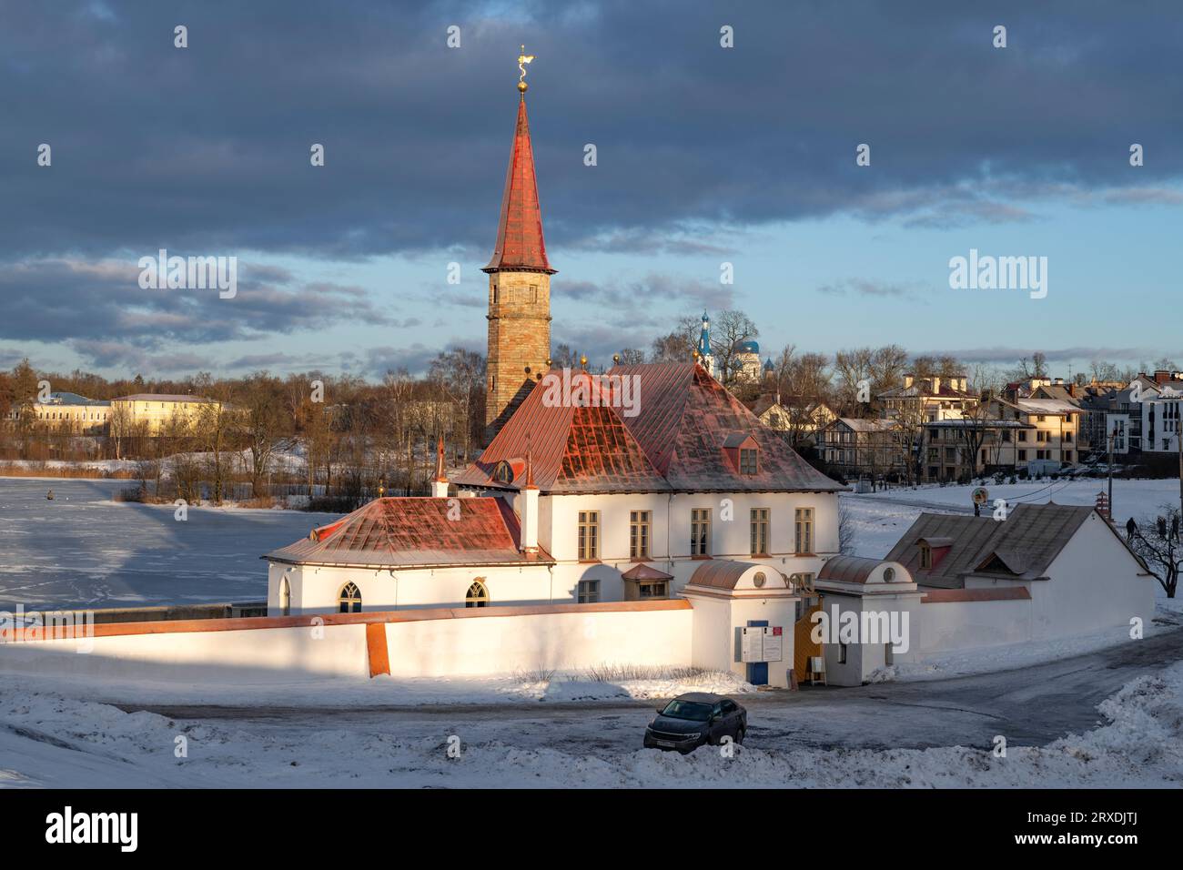 GATCHINA, RUSSIA - 25 DICEMBRE 2022: Veduta del Palazzo Priorato in una nuvolosa sera di dicembre Foto Stock