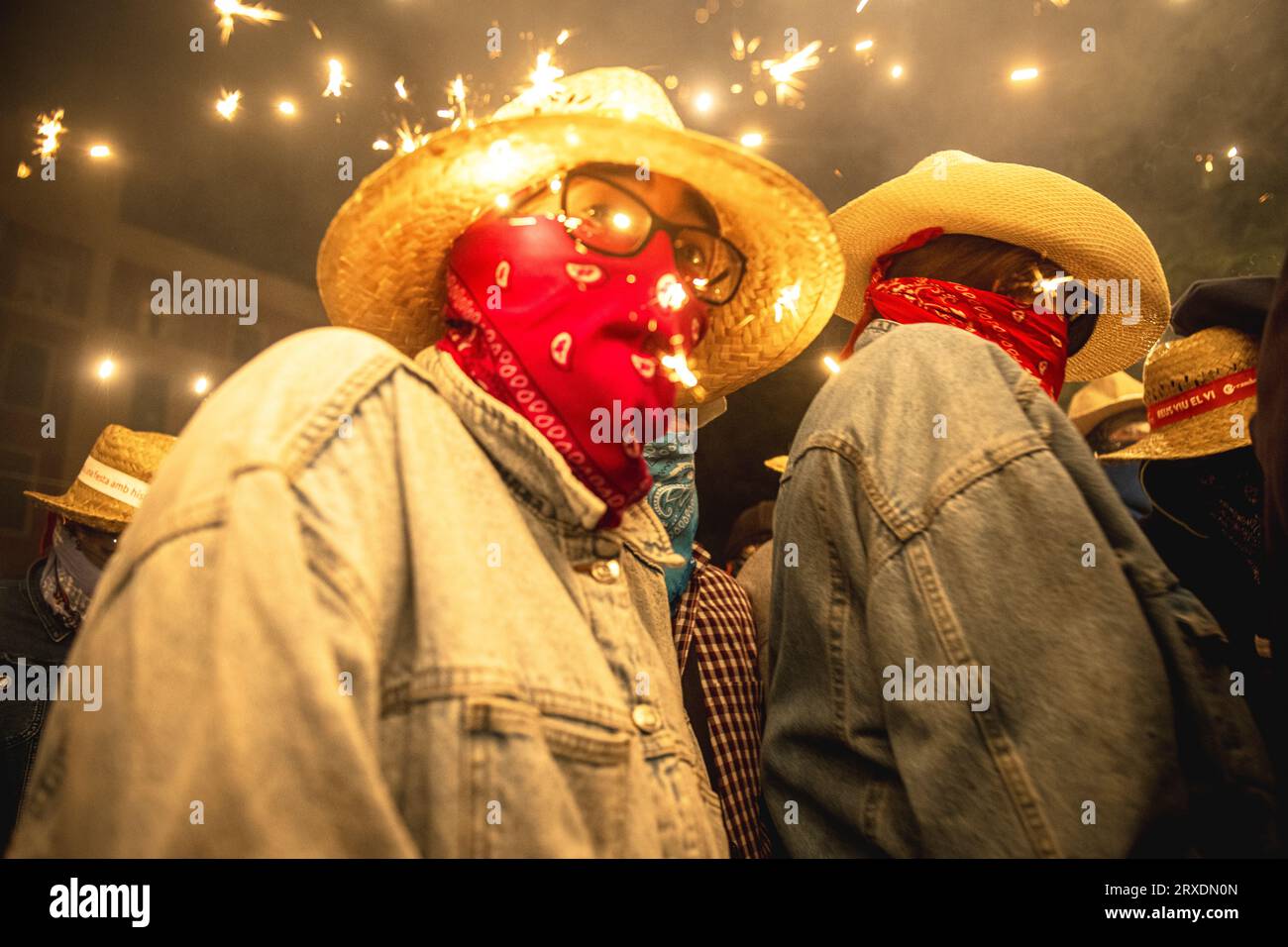 Tarragona, Spagna. 25 settembre 2023. La folla di spettatori balla sotto i fuochi d'artificio lanciati da ‚Correfocs (corridori del fuoco) al "Santa Tecla Festival" di Tarragona. Crediti: Matthias Oesterle/Alamy Live News Foto Stock
