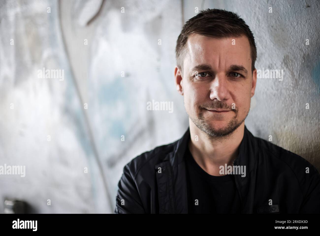 Amburgo, Germania. 25 luglio 2023. Tobias Schlegl, autore, presentatore e paramedico di emergenza, in una sessione fotografica dopo un'intervista sul suo nuovo romanzo 'Strom'. (A dpa "Tobias Schlegl: Prendersi cura di più degli anziani e del personale infermieristico") credito: Christian Charisius/dpa/Alamy Live News Foto Stock