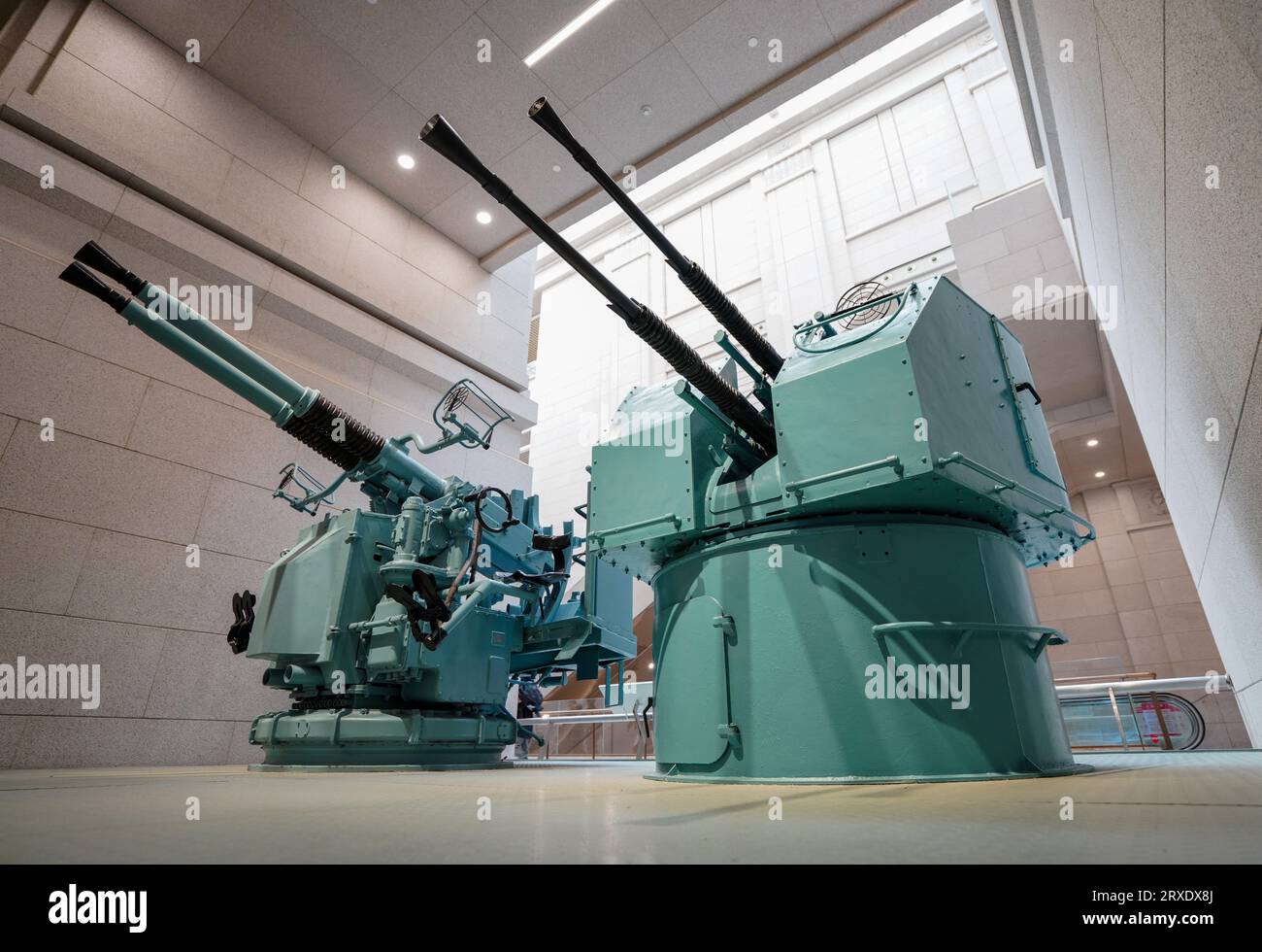 Pechino Cina, 24 gennaio 2023: Cannone navale doppio tipo 61 25 mm fabbricato in Cina, Museo militare della Rivoluzione popolare cinese a Pechino. Foto Stock