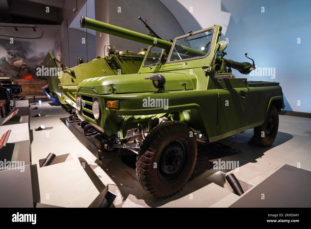 Pechino Cina, 24 gennaio 2023: Cannone semovente da rinculo PWL75 da 105 mm fabbricato in Cina, Museo militare della Rivoluzione popolare cinese a Pechino Foto Stock