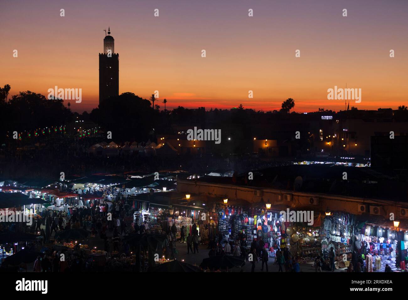 Marrakech, Marocco - gennaio 28 2019: Jemaa el-Fnaa al tramonto con la moschea di Koutoubia alle spalle. Foto Stock