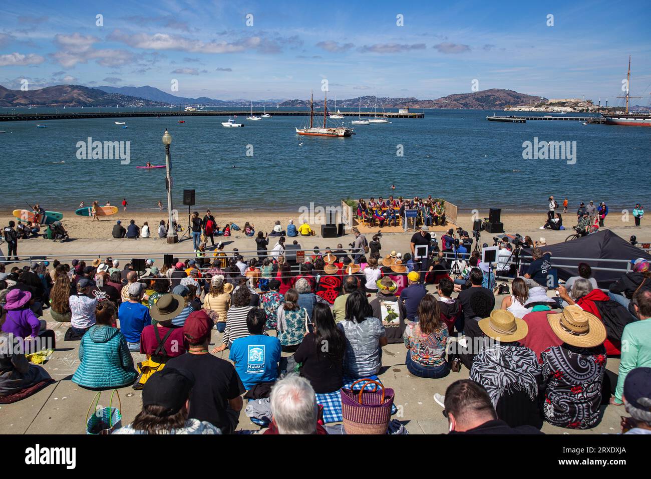 San Francisco, Stati Uniti. 24 settembre 2023. La gente partecipa alla cerimonia di benvenuto per il viaggio in canoa polinesiano Hōkūleʻa all'Aquatic Park Cove di San Francisco, California, il 24 settembre 2023. I Hōkūleʻa arrivarono a San Francisco con un viaggio Moanuiakea, lanciato in Alaska nel mese di giugno. È previsto un viaggio di 43.000 miglia nautiche nell'arco di quattro anni visitando 36 paesi durante la sua circumnavigazione del Pacifico. Crediti: Jana Asenbrennerova/Alamy Live News Foto Stock