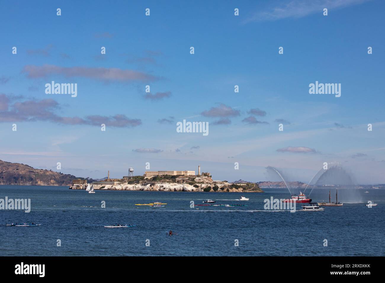 San Francisco, Stati Uniti. 24 settembre 2023. La canoa di viaggio polinesiana Hōkūleʻa arriva all'Aquatic Park Cove di San Francisco, California, il 24 settembre 2023. È stato lanciato in Alaska a giugno ed è previsto un viaggio di 43.000 miglia nautiche nell'arco di quattro anni visitando 36 paesi durante la sua circumnavigazione del Pacifico. Crediti: Jana Asenbrennerova/Alamy Live News Foto Stock