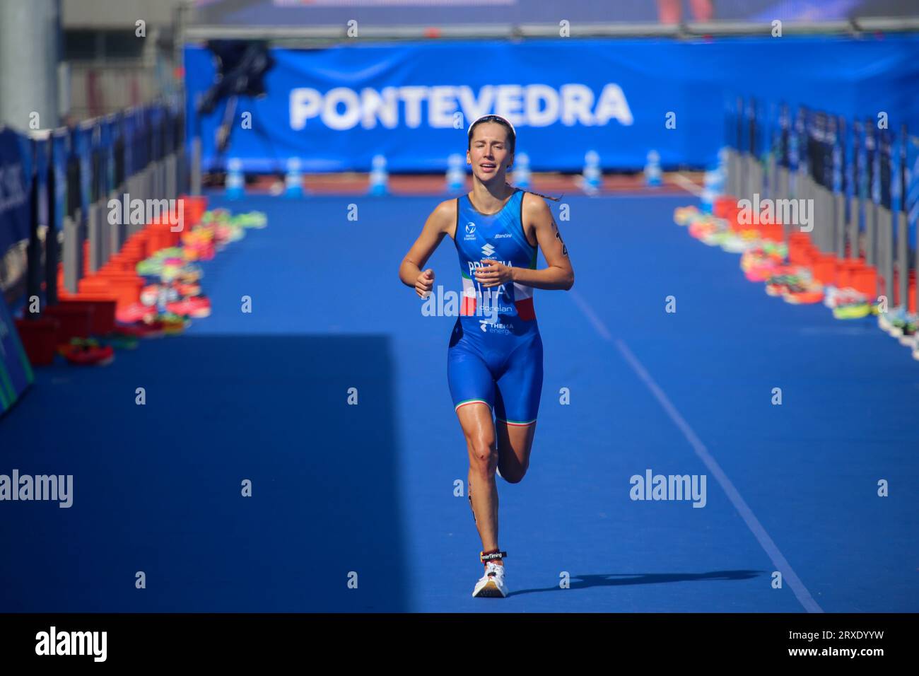 Pontevedra, Spagna. 24 settembre 2023. Pontevedra, Spagna, 24 settembre 2023: La triatleta italiana Angelica Prestia conquista la medaglia di bronzo durante i Campionati del mondo di triathlon femminile U23 2023, il 24 settembre 2023, a Pontevedra, in Spagna. (Foto di Alberto Brevers/Pacific Press) Credit: Pacific Press Media Production Corp./Alamy Live News Foto Stock