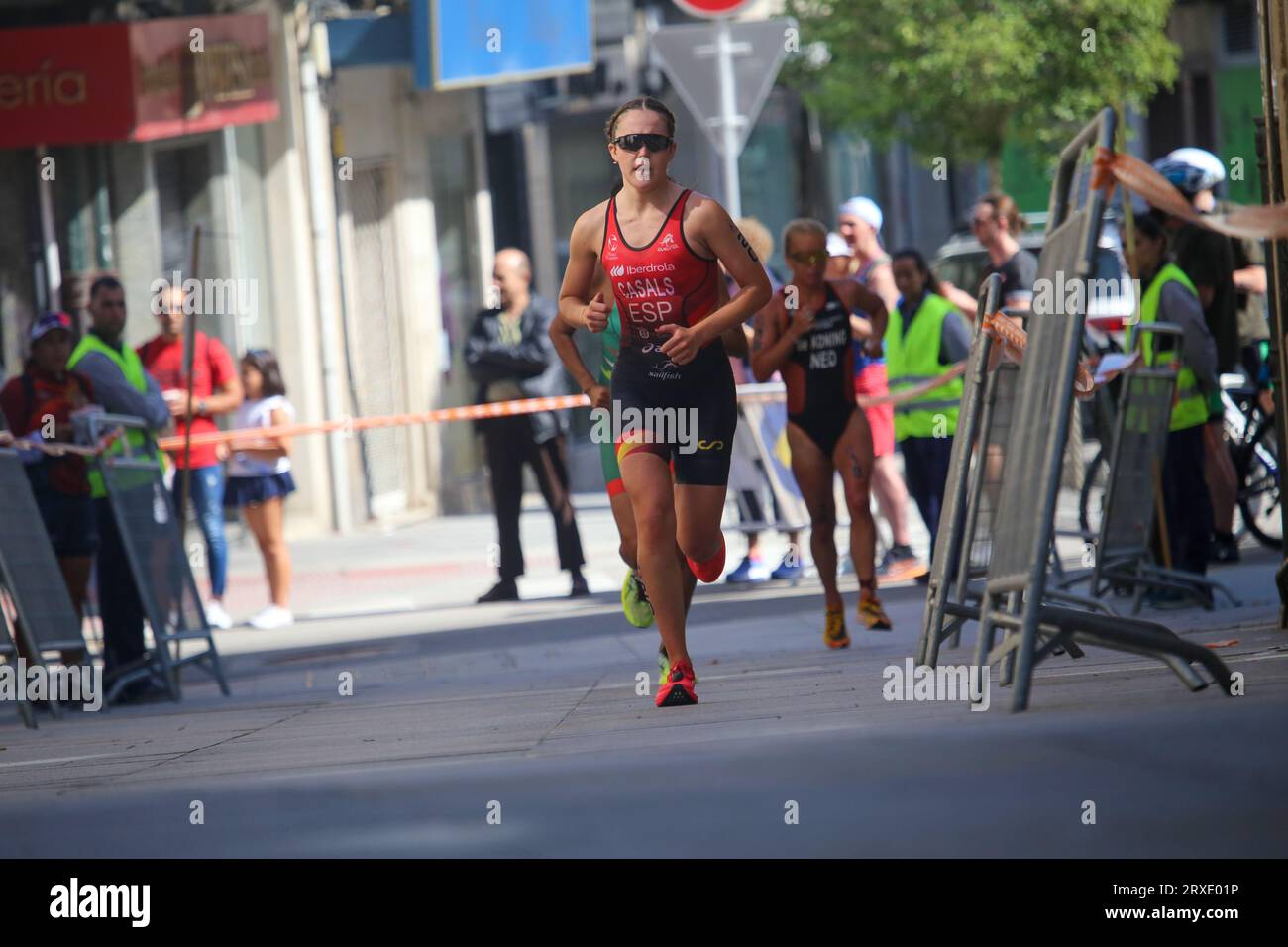 Pontevedra, Spagna. 24 settembre 2023. Pontevedra, Spagna, 24 settembre 2023: Triatleta spagnola, Maria Casals nel settore atletico durante il Campionato del mondo di triathlon femminile U23 2023, il 24 settembre 2023, a Pontevedra, Spagna. (Foto di Alberto Brevers/Pacific Press) Credit: Pacific Press Media Production Corp./Alamy Live News Foto Stock