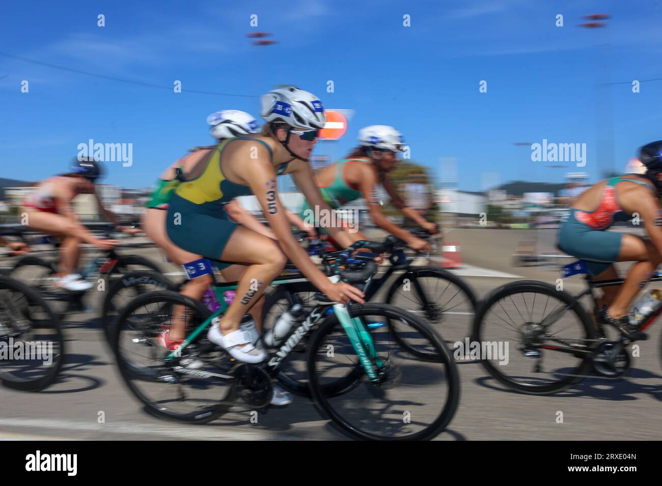 Pontevedra, Spagna. 24 settembre 2023. Pontevedra, Spagna, 24 settembre 2023: Triatleta australiana, Tara Sosinski nella sezione ciclistica durante i Campionati del mondo di triathlon femminile U23 2023, il 24 settembre 2023, a Pontevedra, in Spagna. (Foto di Alberto Brevers/Pacific Press) Credit: Pacific Press Media Production Corp./Alamy Live News Foto Stock