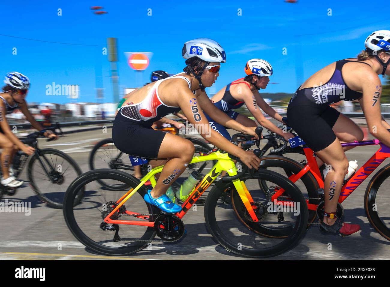 Pontevedra, Spagna. 24 settembre 2023. Pontevedra, Spagna, 24 settembre 2023: Triatleta giapponese, Mako Hiraizumi nella sezione ciclistica durante i Campionati del mondo di triathlon femminile U23 2023, il 24 settembre 2023, a Pontevedra, in Spagna. (Foto di Alberto Brevers/Pacific Press) Credit: Pacific Press Media Production Corp./Alamy Live News Foto Stock