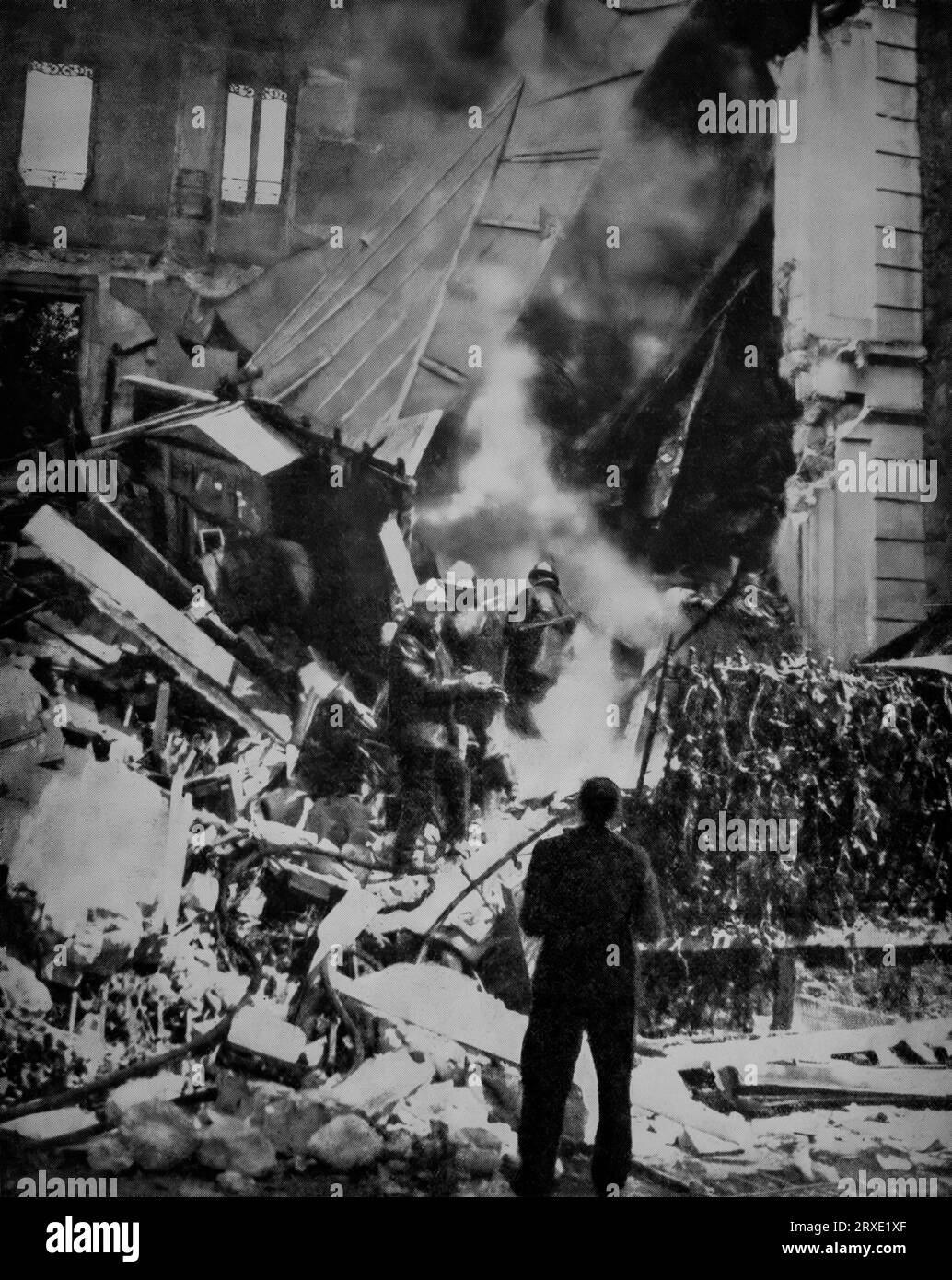 Pompiere che si addentra tra le rovine di una casa privata a Parigi, in Francia, dopo un raid aereo tedesco sulla città il 3 giugno 1940 durante la seconda guerra mondiale. Foto Stock