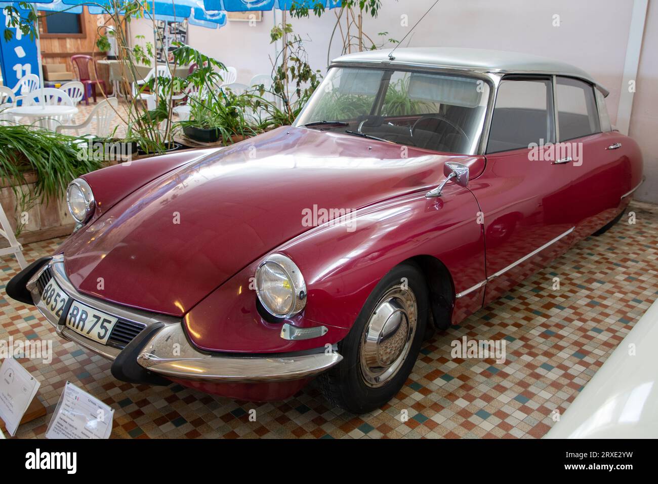 Talmont , Francia - 09 12 2023 : Citroen DS id auto francese rosso storico veicolo d'epoca con timer Foto Stock