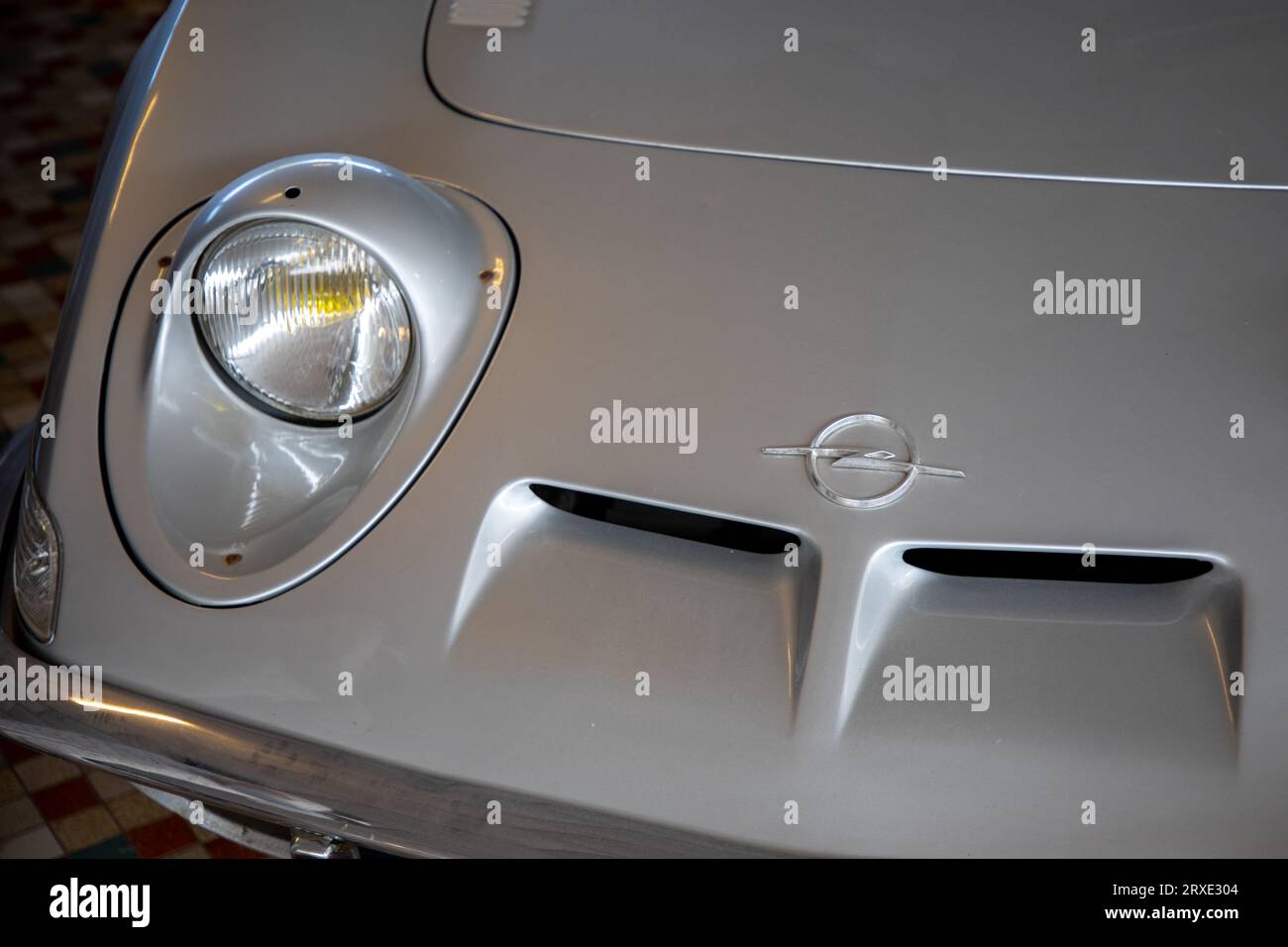 Bordeaux , Francia - 09 18 2023 : logo del marchio del cofano anteriore della vettura Opel GT su veicolo retrò d'epoca grigio della casa automobilistica tedesca Foto Stock