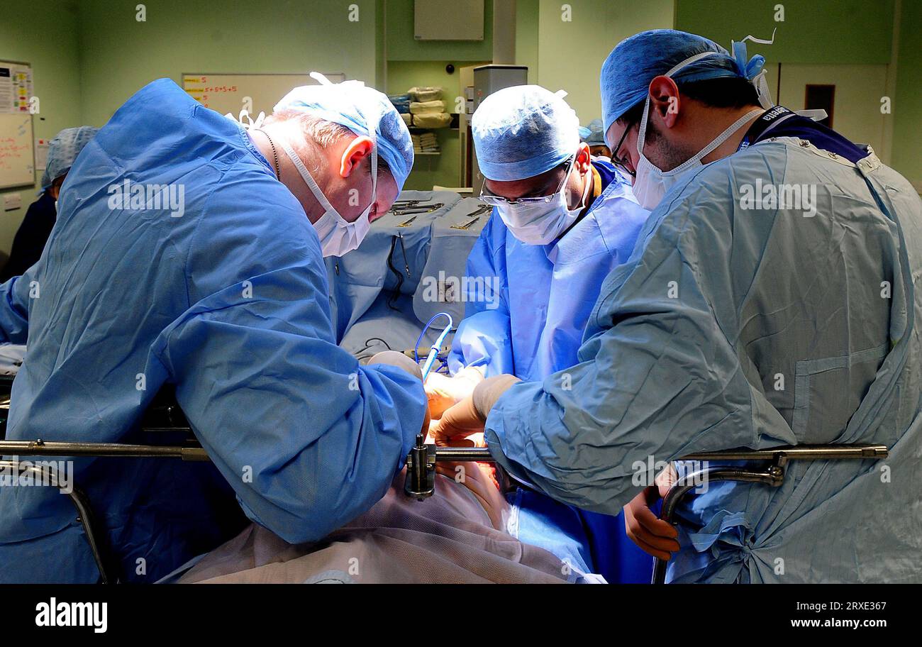 Foto del fascicolo datata 7/4/11 di un'operazione che ha luogo in un ospedale. Il numero di operazioni ospedaliere annullate due o più è aumentato di quasi il 20% nel 2022, secondo i dati ottenuti dai liberaldemocratici. L'accesso all'assistenza sanitaria è un punto focale della festa alla conferenza autunnale attualmente in corso a Bournemouth. Data di emissione: Lunedì 25 settembre 2023. Foto Stock