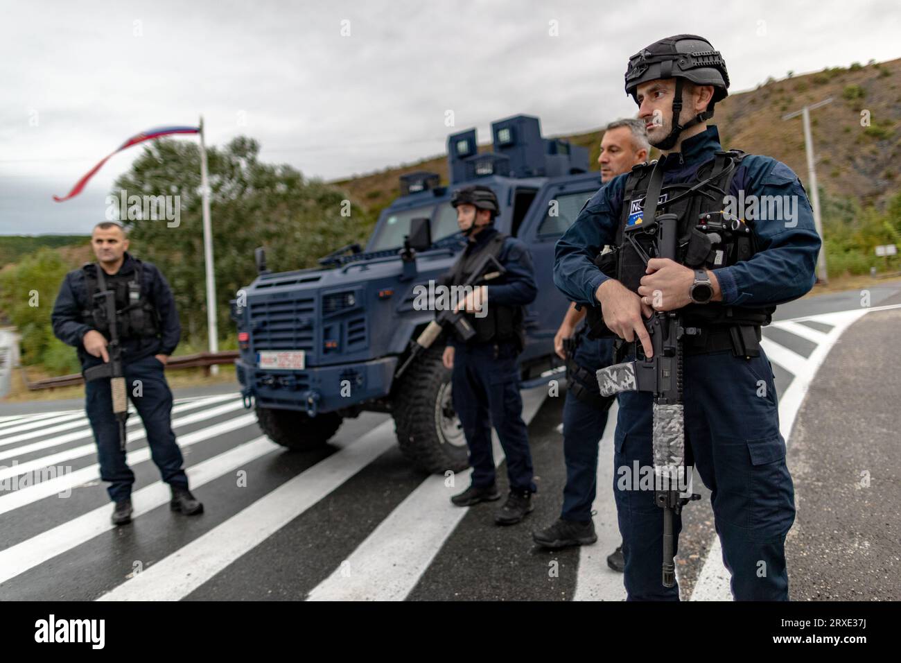 Zvecan, Kosovo. 25 settembre 2023. Gli agenti di polizia del Kosovo mantengono la sicurezza in un incrocio cruciale vicino al monastero di Banjska nel villaggio di Banjska lunedì 25 settembre 2023. Domenica il primo ministro del Kosovo ha annunciato che un attacco, che ha attribuito al sostegno della vicina Serbia, ha provocato la tragica perdita della vita di un agente di polizia e il ferimento di un altro. Questo incidente ha acuito le tensioni tra questi ex avversari in tempo di guerra, che si sono verificate in un momento cruciale nei loro sforzi mediati dall'Unione europea per rimediare le relazioni. (VX Photo/Vudi Xhymshiti) credito: VX Foto Stock