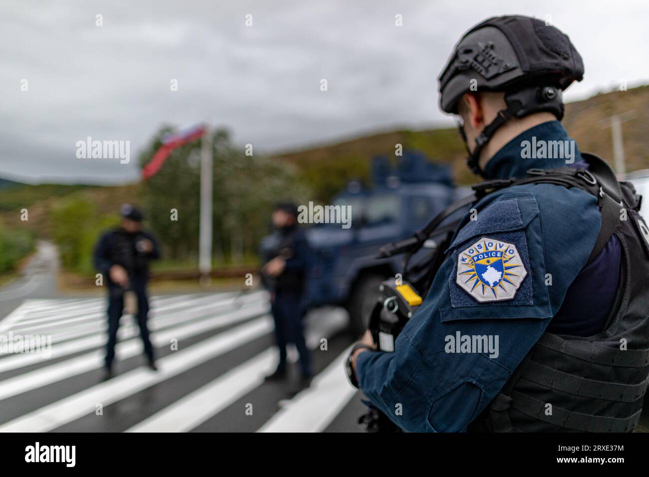 Zvecan, Kosovo. 25 settembre 2023. Gli agenti di polizia del Kosovo mantengono la sicurezza in un incrocio cruciale vicino al monastero di Banjska nel villaggio di Banjska lunedì 25 settembre 2023. Domenica il primo ministro del Kosovo ha annunciato che un attacco, che ha attribuito al sostegno della vicina Serbia, ha provocato la tragica perdita della vita di un agente di polizia e il ferimento di un altro. Questo incidente ha acuito le tensioni tra questi ex avversari in tempo di guerra, che si sono verificate in un momento cruciale nei loro sforzi mediati dall'Unione europea per rimediare le relazioni. (VX Photo/Vudi Xhymshiti) credito: VX Foto Stock