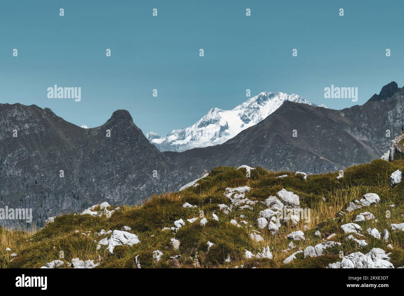Paesaggio montano delle prealpi italiane con tre livelli di terreno Foto Stock