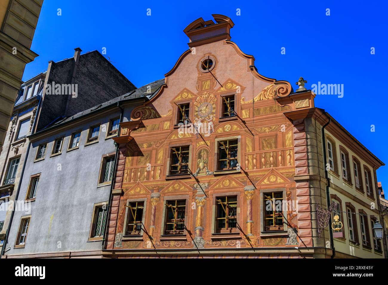 Edificio decorato con affreschi sulla facciata nella città vecchia di grande Ile, il centro storico di Strasburgo, Alsazia, Francia Foto Stock