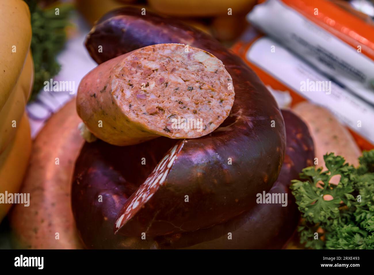 Salsicce artigianali messicane e di maiale chipolata esposte in una macelleria sulla grande Ile nel centro storico di Strasburgo, in Alsazia, Francia Foto Stock