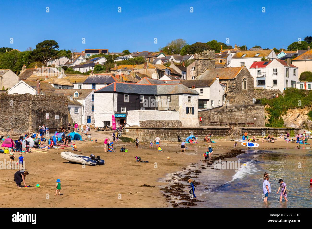 28 maggio 2023: Gorran Haven, Roseland Peninsula, Cornovaglia, Regno Unito - le famiglie giocano sulla spiaggia e sul mare a Gorran Haven in una splendida sorgente soleggiata... Foto Stock