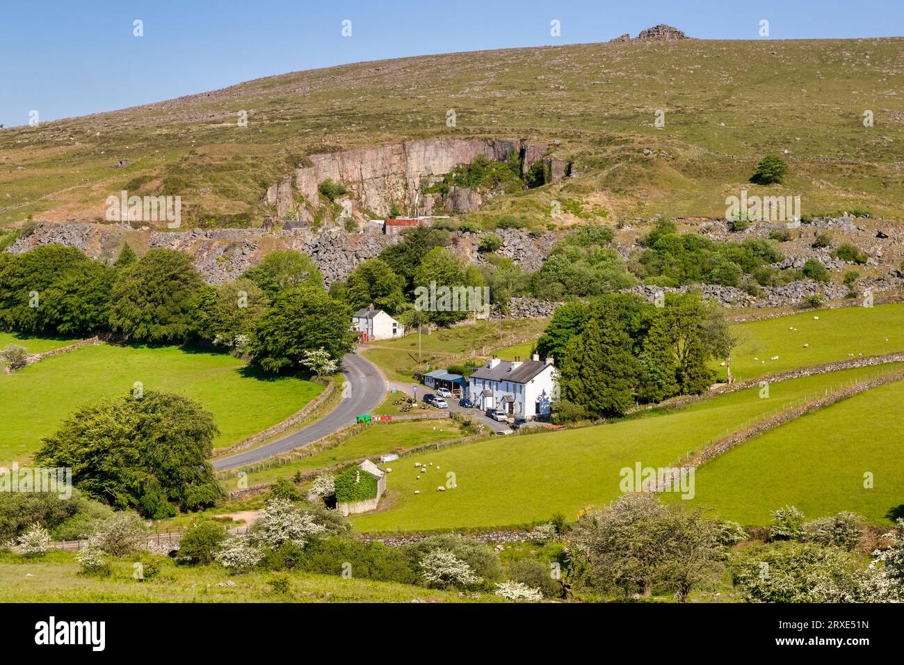 1 giugno 2023: Dartmoor, Devon, Regno Unito - il Dartmoor Inn a Merrivale, situato nella splendida campagna estiva del Devon. Si può vedere una vecchia cava. Foto Stock