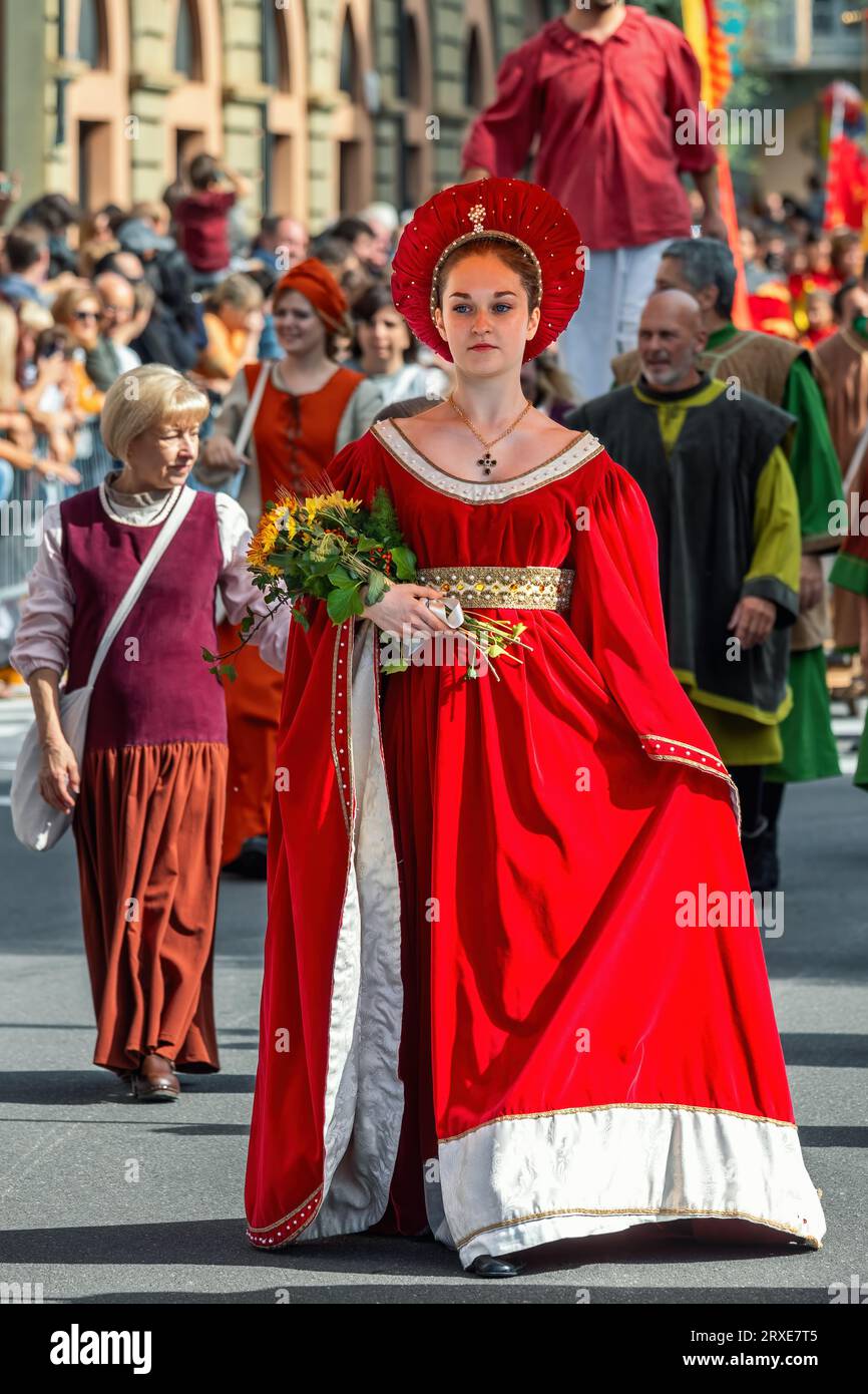 Giovane partecipante all'abbigliamento storico alla Parata medievale - parte tradizionale delle celebrazioni durante il festival annuale del tartufo bianco ad Alba, Italia. Foto Stock
