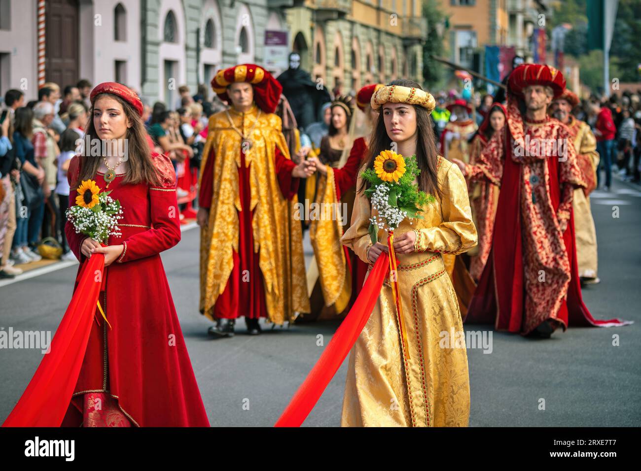 Processione in abiti storici alla Parata medievale - parte tradizionale delle celebrazioni durante l'annuale festival del Tartufo bianco ad Alba, Italia. Foto Stock