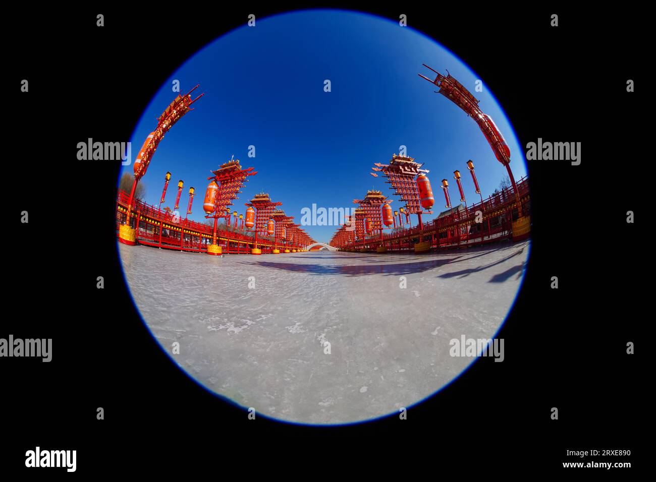 Fengnan City, Cina - 4 febbraio 2023: Effetto occhio di pesce delle Lanterne di Tangfeng nell'area panoramica di Hetou Old Street. Foto Stock