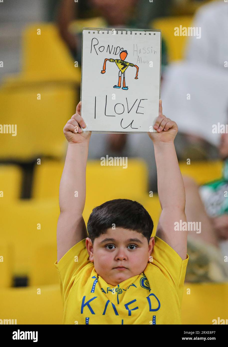 Giovane tifoso arabo che tiene un cartone animato ÔRonaldo i Love youÕ prima della partita al-Nassr SFC vs al-Ahli Saudi FC Day 7 della SAFF Roshn Saudi Pro League 2023-24 al King Saud University Stadium il 14 settembre 2023 a Riyadh, Arabia Saudita. Foto di Stringer / Power Sport Images Foto Stock