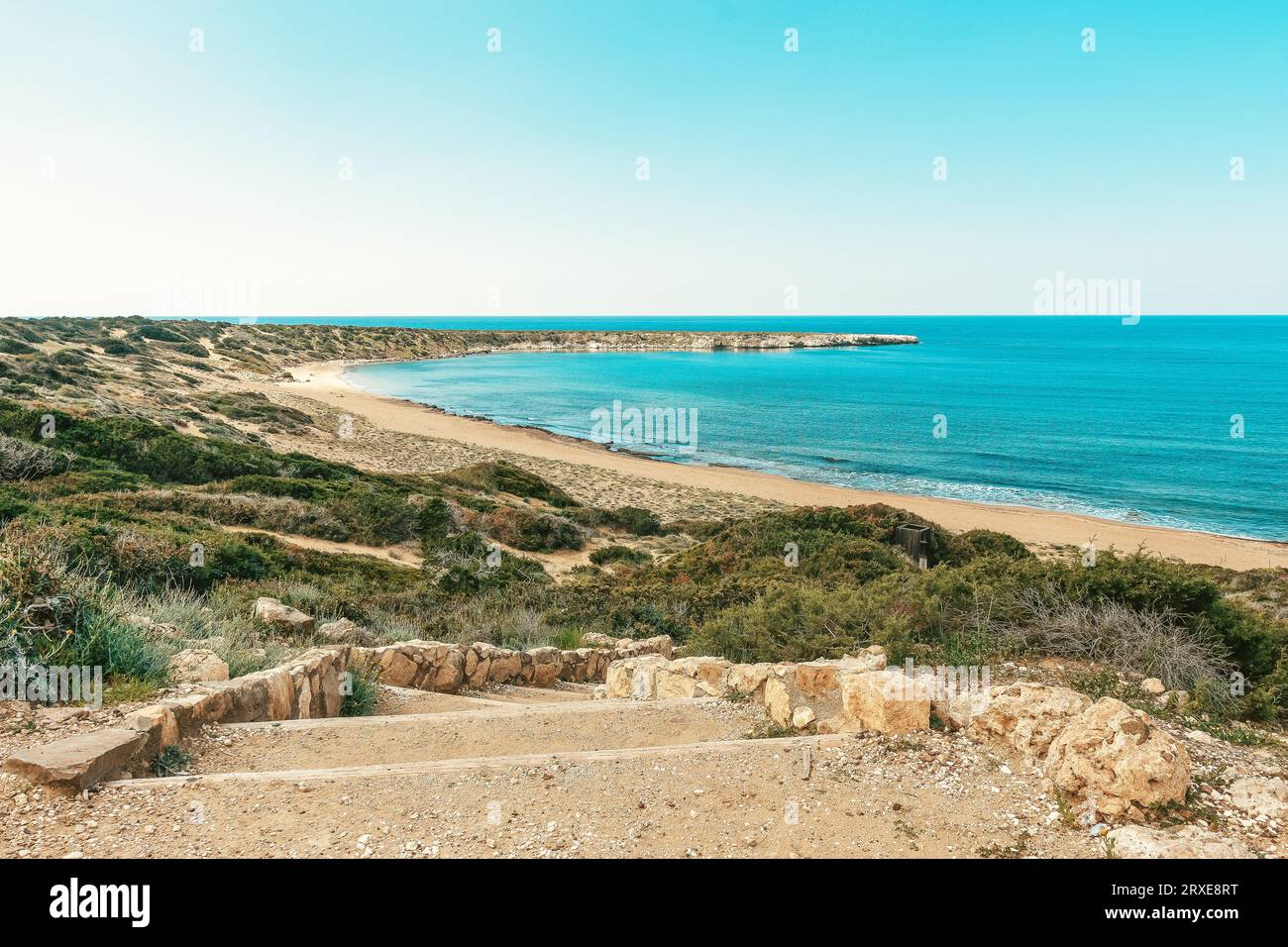 Spiaggia di Lara sull'isola di Cipro in una soleggiata giornata primaverile. Un posto dove le tartarughe verdi depongono le uova. Foto Stock