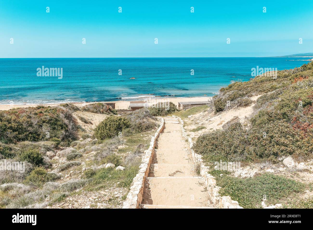 Spiaggia di Lara sull'isola di Cipro in una soleggiata giornata primaverile. Un posto dove le tartarughe verdi depongono le uova. Foto Stock