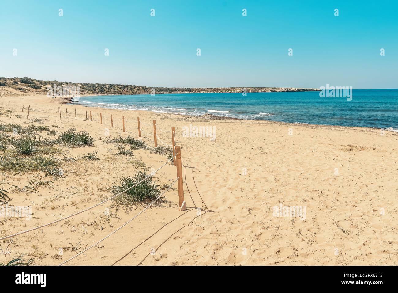 Spiaggia di Lara sull'isola di Cipro in una soleggiata giornata primaverile. Un posto dove le tartarughe verdi depongono le uova. Foto Stock