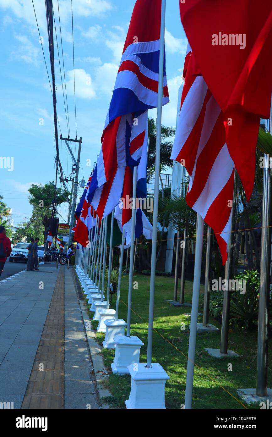 bandiere dei paesi dell'asean installate di fronte all'hotel Foto Stock