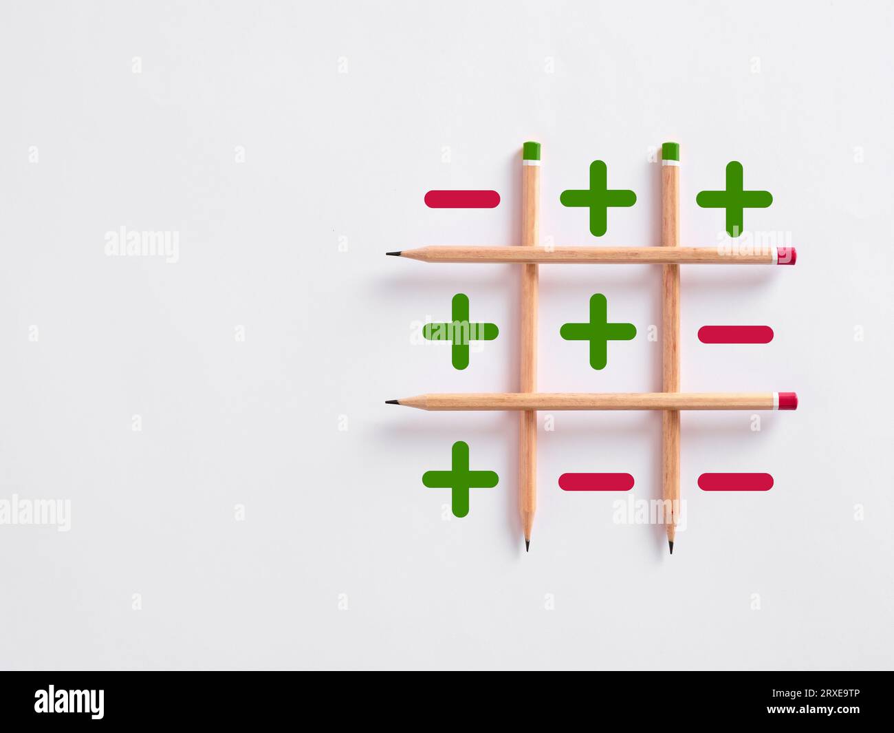 Il pensiero positivo supera il pensiero negativo. Mentalità positiva. Prendere decisioni prendendo in considerazione aspetti negativi o positivi. TIC tac TOE Strategy gam Foto Stock