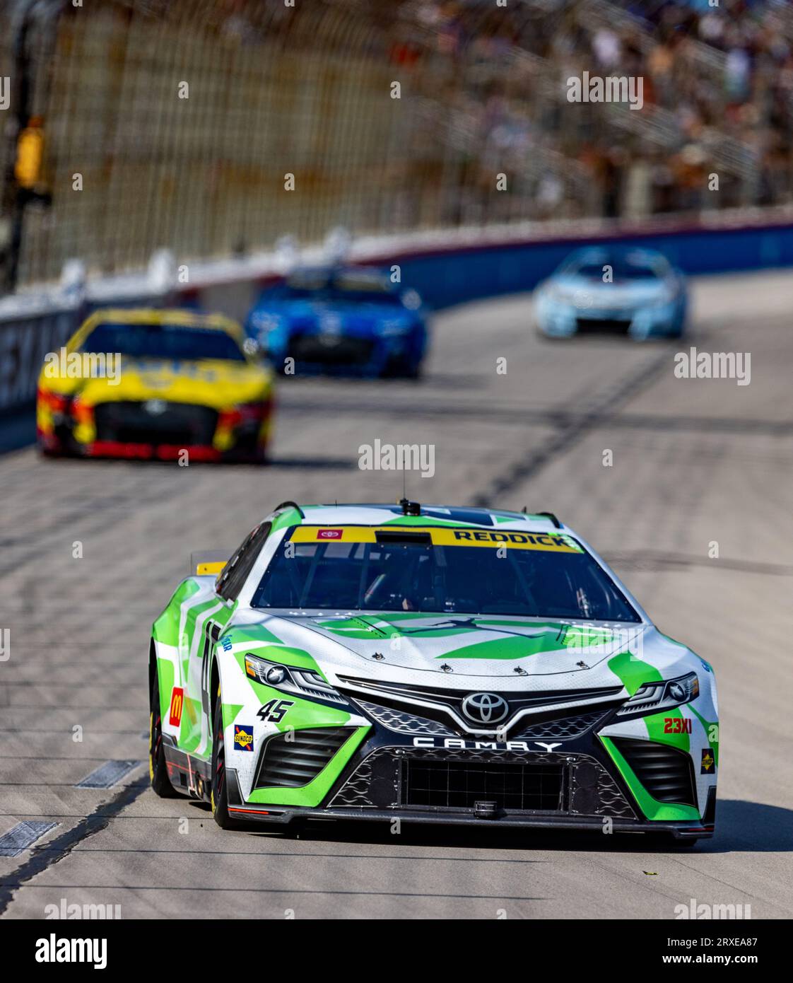 Fort Worth, Texas - 24 settembre 2023: Piloti che gareggiano nella NASCAR Autotrader EchoPark Automotive 400 presso il Texas Motor Speedway. Crediti: Nick Paruch/Alamy Live News Foto Stock