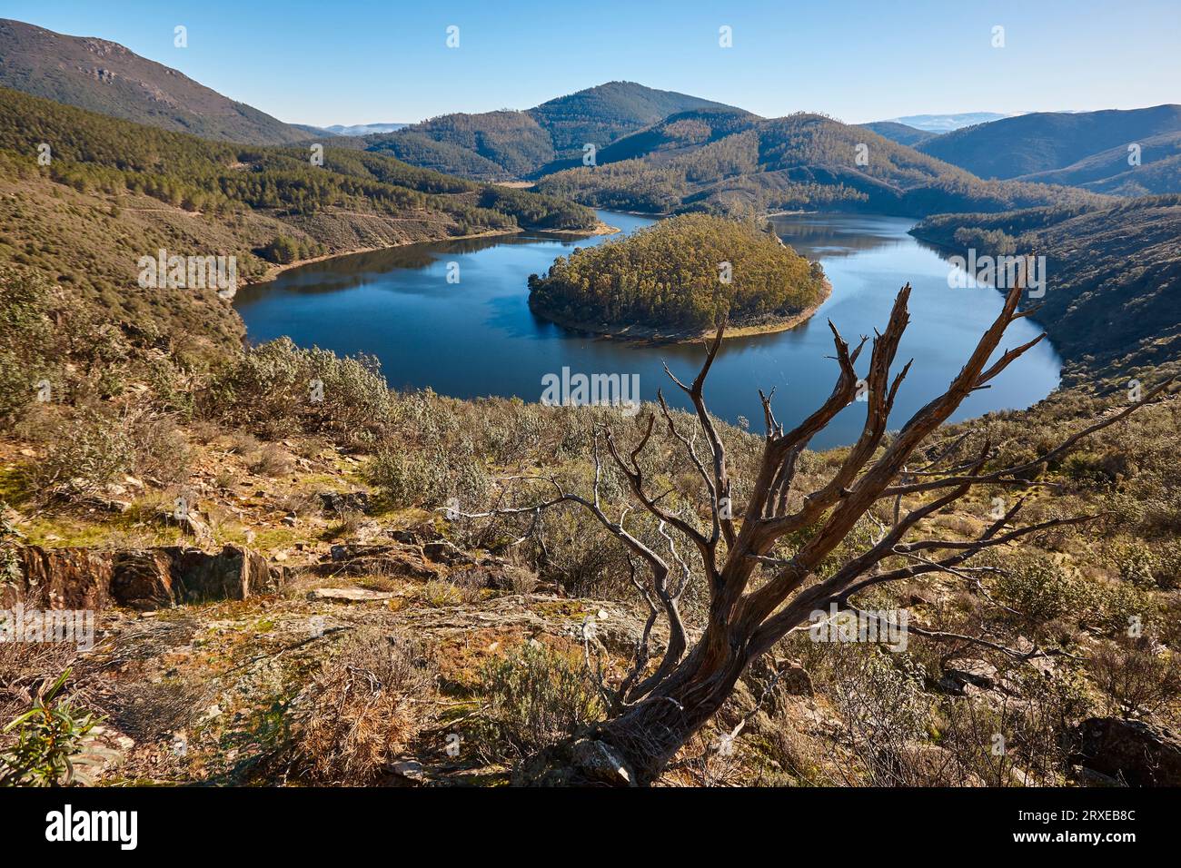 Melero meandro montagna e paesaggio fluviale in Estremadura, Spagna Foto Stock