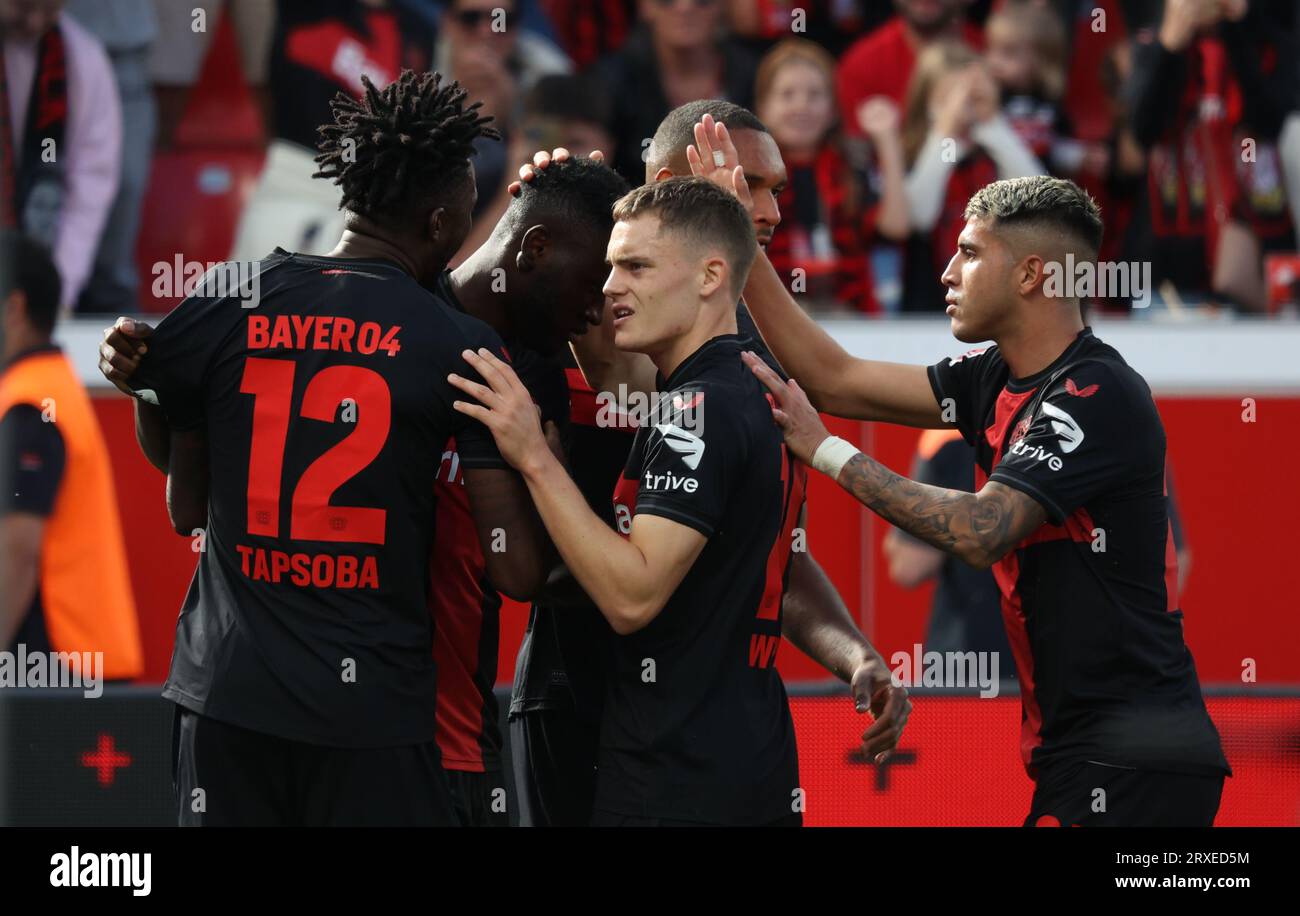 Leverkusen, Deutschland. 24 settembre 2023. Victor Boniface (Bayer), Granit Xhaka (Bayer), Edmond Faycial Tapsoba (Bayer), Florian Wirtz (Bayer), Leverkusen, Deutschland, 24.09.2023, 1) Bundesliga, 5. Spieltag, Bayer 04 Leverkusen - 1. FC Heidenheim. LE NORMATIVE DFL VIETANO L'USO DI FOTOGRAFIE COME SEQUENZE DI IMMAGINI E/O QUASI-VIDEO credito: Juergen Schwarz/Alamy Live News Foto Stock